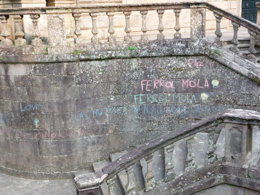 Últimas pintadas con xiz no centro histórico de Santiago. Esta vez, nas escaleiras de San Martiño Pinario. Foto: Ramón Castro