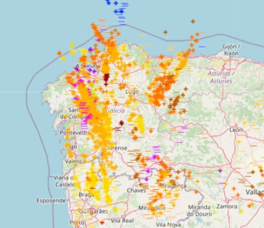 Mapa dos raios que caeron este xoves en Galicia e noutras zonas limítrofes. Foto: Meteogalicia