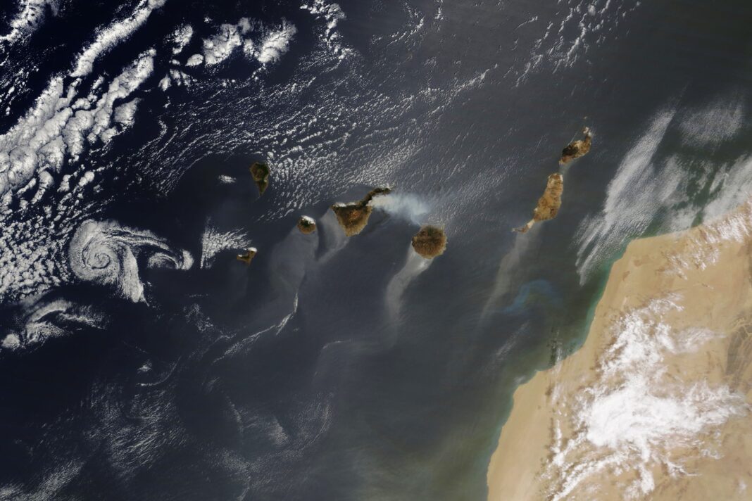 Ademais do fume dos incendios de Tenerife, esta imaxe publicada pola NASA capta outros catro fenómenos sobre o Atlántico. Foto: NASA