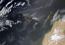 Ademais do fume dos incendios de Tenerife, esta imaxe publicada pola NASA capta outros catro fenómenos sobre o Atlántico. Foto: NASA
