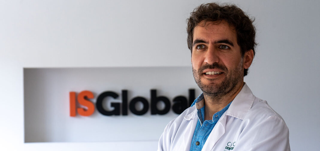 O investigador Alberto García-Basteiro. Foto: Aleix Cabrera / ISGlobal