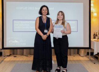 Susana Montes, presidenta de EUSFLAT, entrega o premio a Andrea (dereita) durante a reunión da Sociedade. Foto: EUSFLAT
