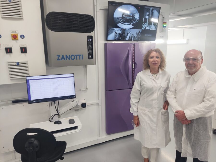 Mabel Loza e Domingo Gargallo no novo laboratorio do CiMUS.