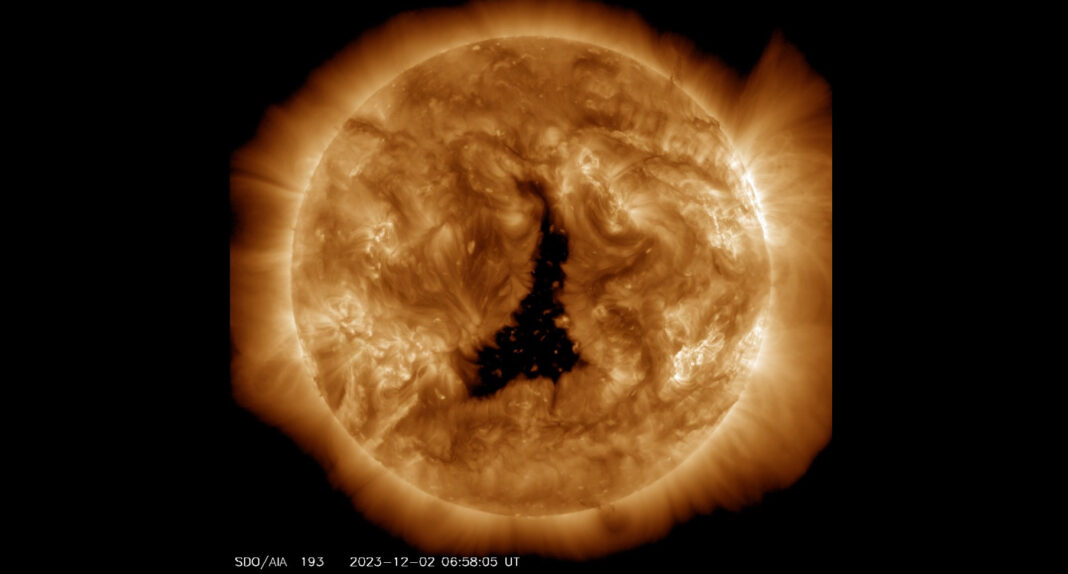 En negro, no interior do Sol, apréciase o enorme buraco coronal que detectou a NASA. Foto: Observatorio da Dinámica Solar