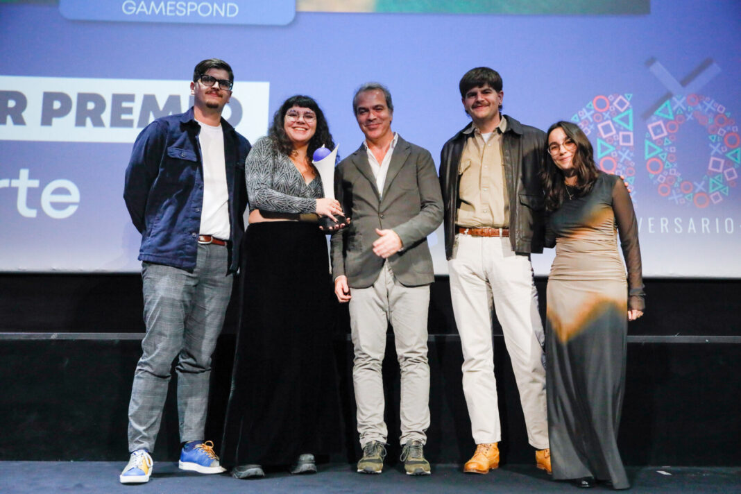 Os integrantes do estudio Gamespond e antigos alumnos do Campus Industrial de Ferrol recibiron o premio da man do director xeral da Asociación Española de Videoxogos (AEVI), José María Moreno. Imaxe cecida por PlayStation Talents