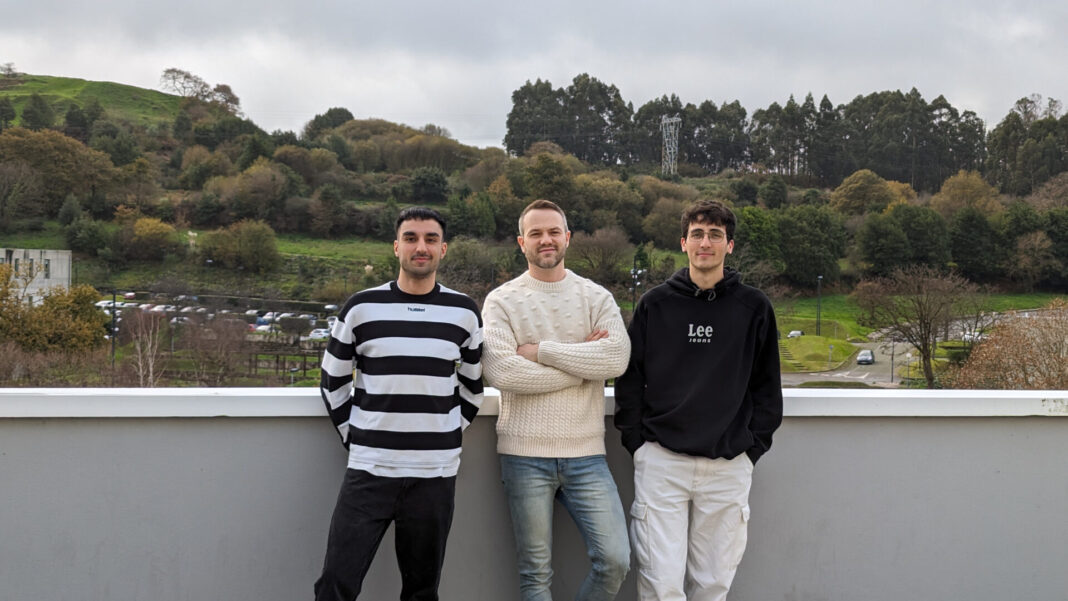 Anxo Pérez, Javier Parapar e Eliseo Bao, creadores de Cabuxa e investigadores no CITIC.
