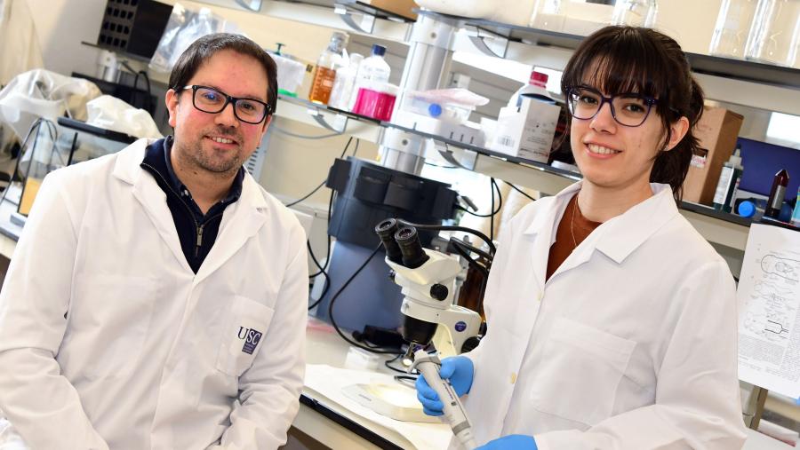 Antón Barreiro e Laura González no seu laboratorio da USC. Foto: Santi Alvite.