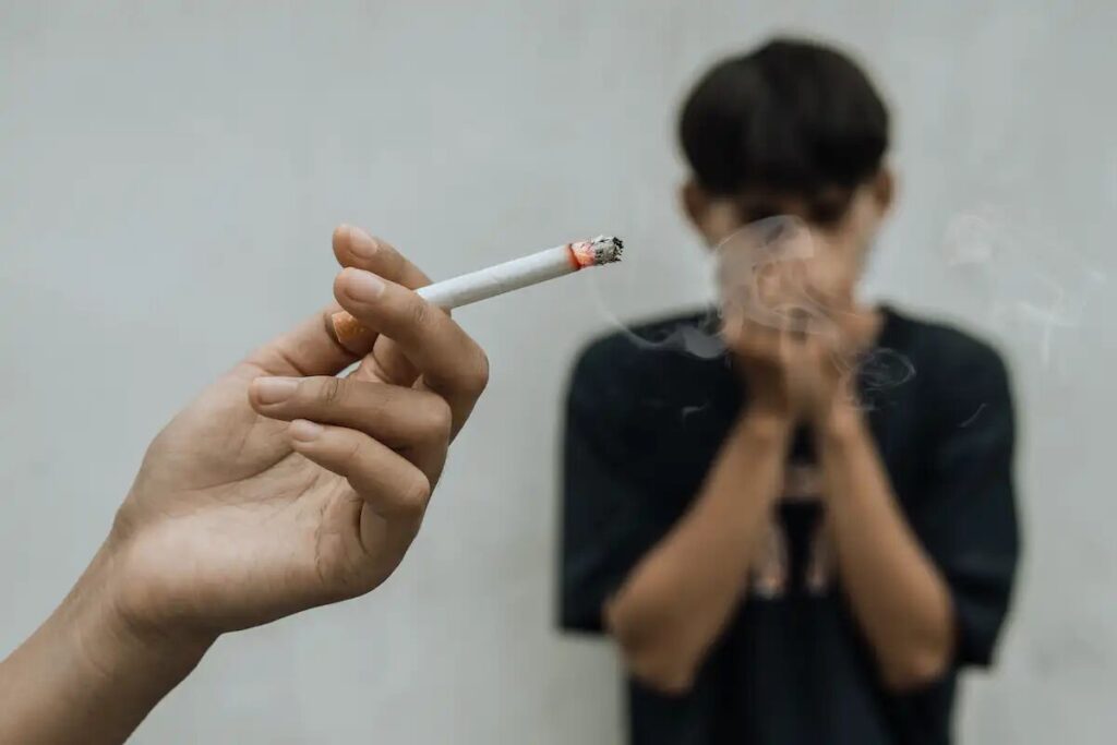 O fume do tabaco afecta tanto a fumadores como non fumadores. Foto: witsarut sakorn / Shutterstock.
