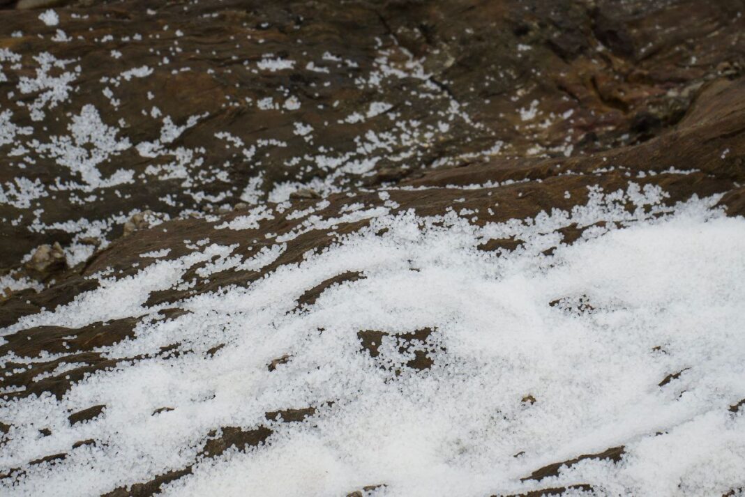 Os 'pellets' comezaron a chegar ás praias galegas a mediados de decembro. Foto: Noia Limpa