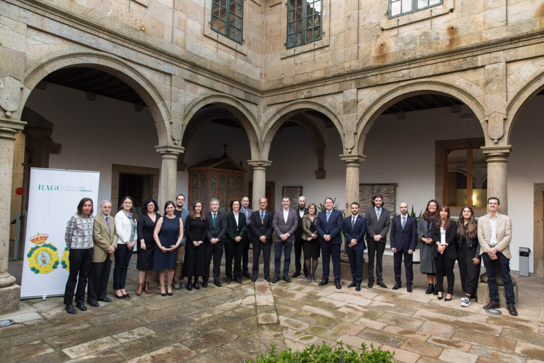 O presidente da RAGC, Juan Lema, rodeado dos gañadores na entrega dos premios.