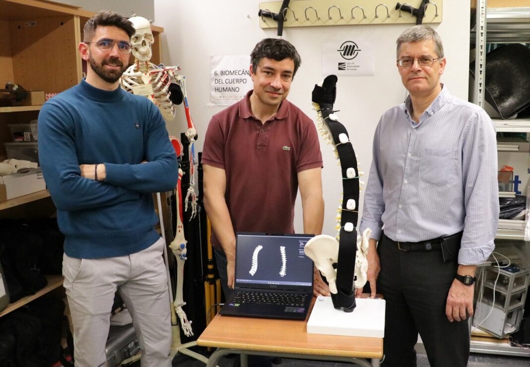 De esquerda a dereita, os investigadores do equipo de biomecánica do LIM Florian Michaud, Urbano Lugrís e Javier Cuadrado, xunto ao sistema patentado. Foto: UDC