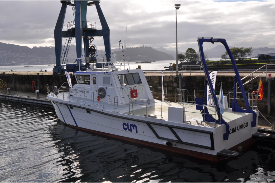 O CIM salienta a construción dun buque de investigación oceanográfica costeira híbrida enchufable, a primera embarcación profesional deste tipo construída en España.