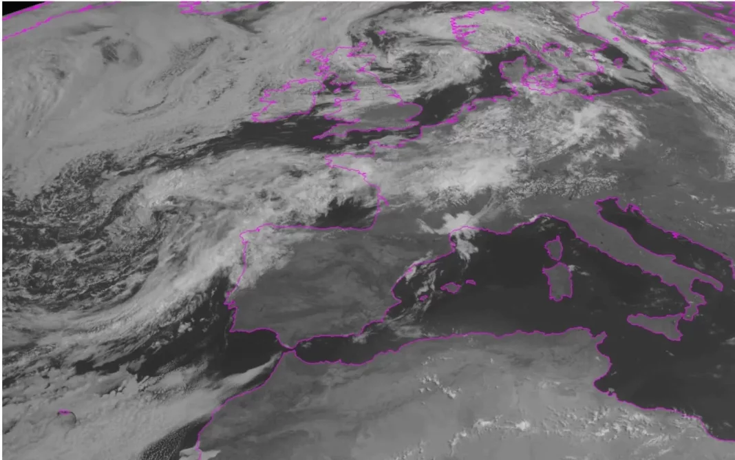 Unha borrasca situada ao oeste de Galicia provocará chuvias persistentes este luns. A estabilidade chegará a partir da fin de semana da man dunha dorsal subtropical. Foto: AEMET