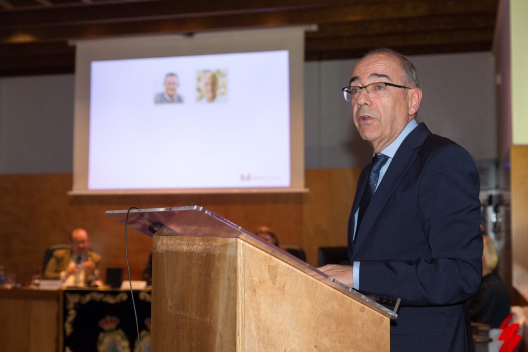 O físico José Manuel Fernández de Labastida, no seu discurso de ingreso.