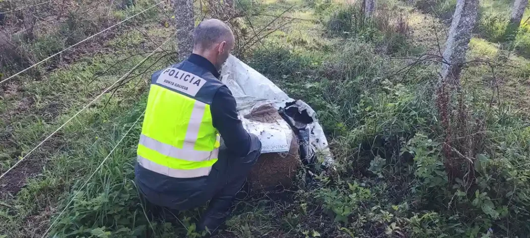 Un axente da Policía Autonómica de Santiago coa ara galaico-romana atopada nunha finca particular de Caldas de Reis. Foto: Xunta de Galicia