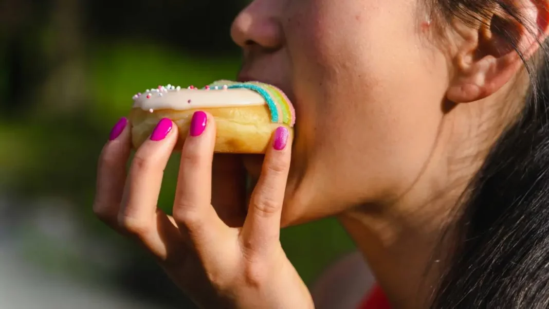 As persoas con defectos xenéticos na dixestión da sacarosa consomen menos pasteis, pastelería, caramelos e chocolate.
