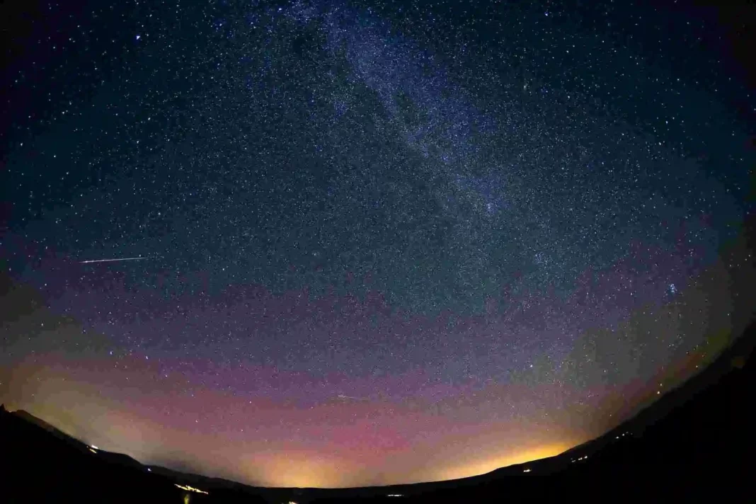 Unha aurora boreal capturada no ceo de Pena Trevinca durante o verán de 2024. Foto: Christian Pérez