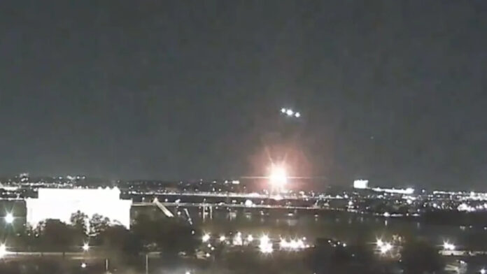 Imaxe do vídeo captado por unha das cámaras do Kennedy Center onde se aprecia a colisión entre as dúas aeronaves. Foto: Kennedy Center Cam