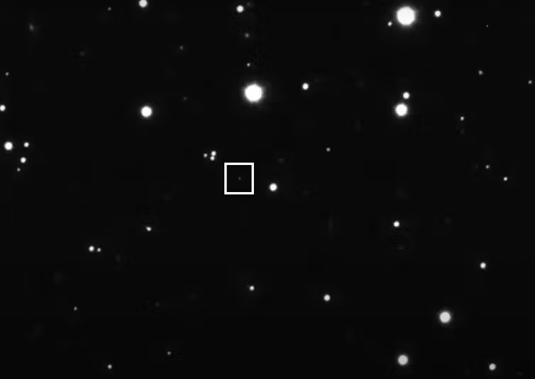 O débil asteroide próximo á Terra 2024 YR4 aparece nun recadro no centro desta imaxe, sobre o fondo das estrelas fixas polo Very Large Telescope de ESO en xaneiro de 2025 ESOOu Hainaut et ao.