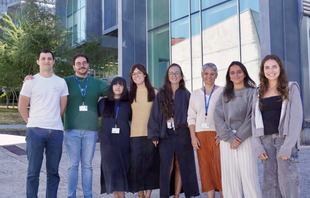 O equipo que María Mayán (terceira pola dereita) lidera no CINBIO.