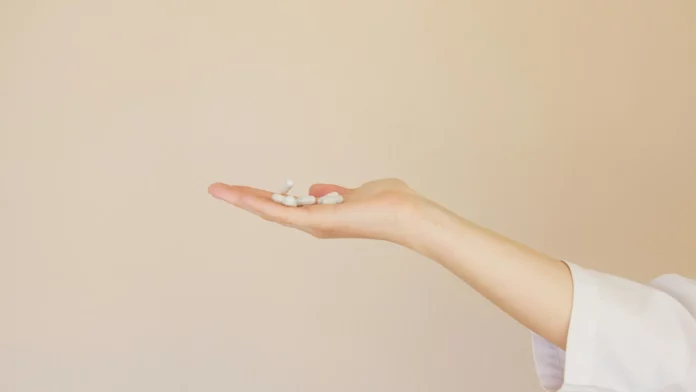 imaxe dunha man con suplementos
