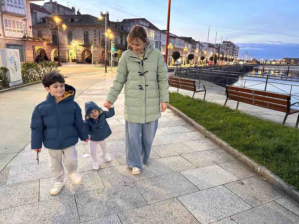Nora xunto á súa nai e o seu irmán. Foto: Juan Luis Carro