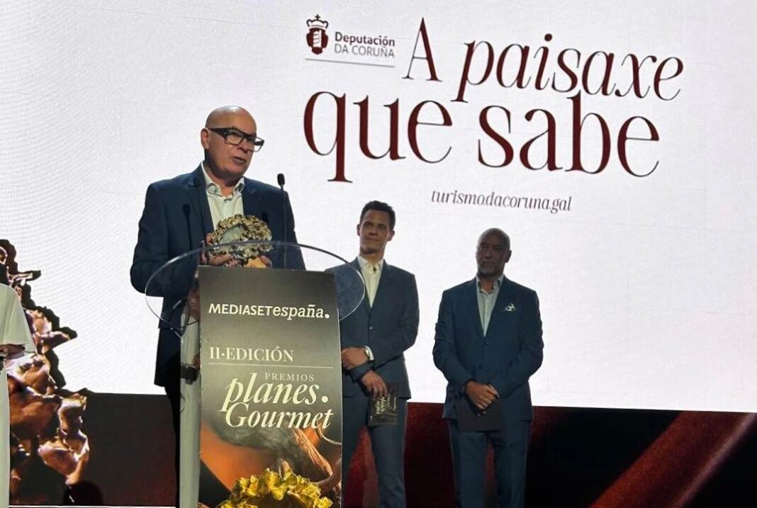 El vicepresidente de la Diputación de A Coruña, Xosé Regueira, recoge el Premio Gourmet Turismo Gastronómico en Madrid. Foto: Deputación da Coruña