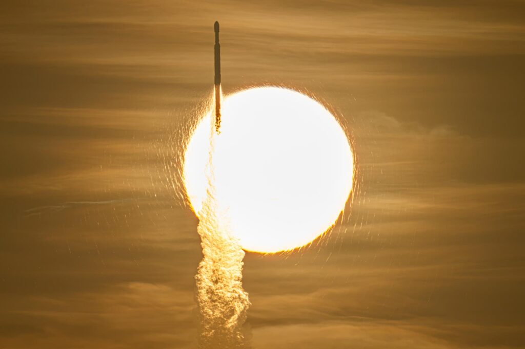 O foguete Falcon Heavy de SpaceX co Telescopio Nancy Grace Roman da NASA a bordo vese transitando polo Sol durante o lanzamento dende o Complexo de Lanzamento 39A, o domingo 30 de agosto de 2026, no Centro Espacial Kennedy da NASA en Florida. Imaxe: NASA/John Kraus