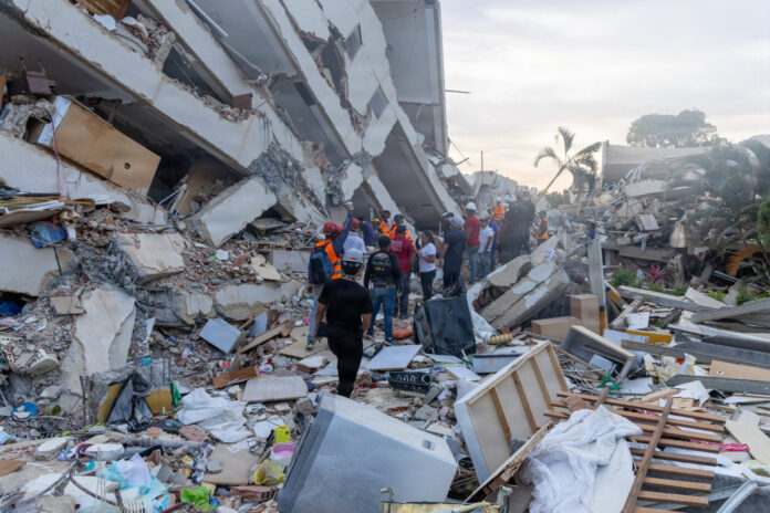 Edificio destruído na Guaira (Venezuela), durante os terremotos de finais de xuño. Foto: Corpo de Marines dos Estados Unidos / Wikimedia Commons