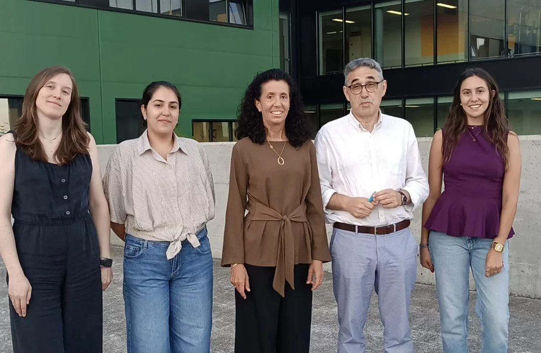 No centro da imaxe, a doutora Mercedes Arias, xefa de servizo da Unidade de Diagnóstico por Imaxe da Empresa Pública de Servizos Sanitarios Galaria. Ao seu carón, César Veiga, investigador que liderou este proxecto e responsable da Plataforma de IA do IIS Galicia Sur, acompañados por parte do equipo de investigadoras da Plataforma.