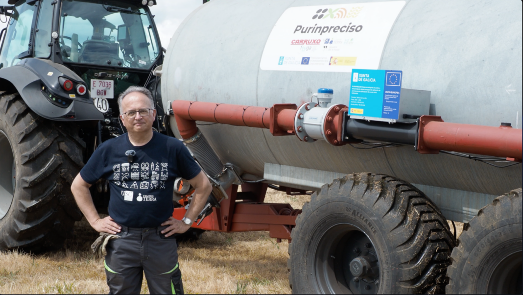 Javier Bueno xunto a un tanque de xurro adaptado para o proxecto Purinpreciso. Imaxe: FEUGA