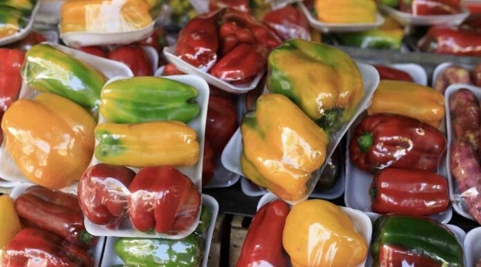 Os bioplásticos son unha serie de polímeros con propiedades similares aos plásticos pero obtidos de materias primas biolóxicas. Foto: Pexels