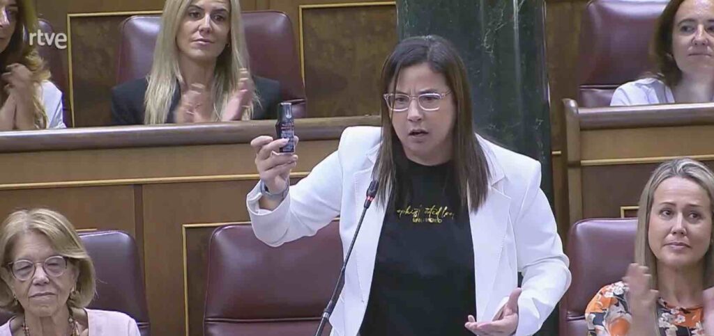 A deputada do PP Ana Vázquez amosando o bote de gas cementa no Congreso dos Deputados. Imaxe extraída da gravación da sesión de RTVE.