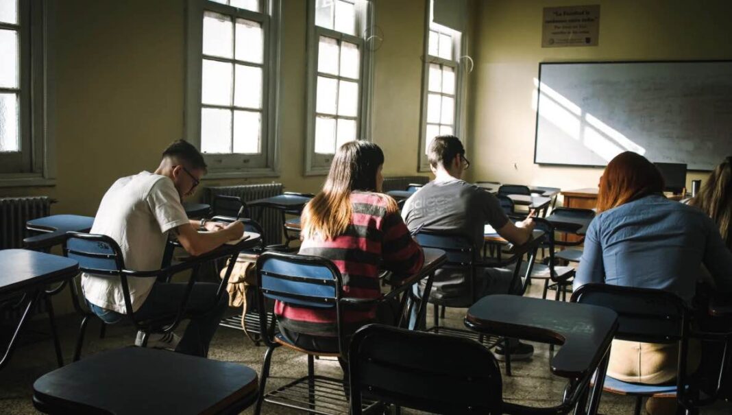 PP e PSdeG acadan un acordo para impartir as materias científicas en galego na ESO. Foto: Pexels