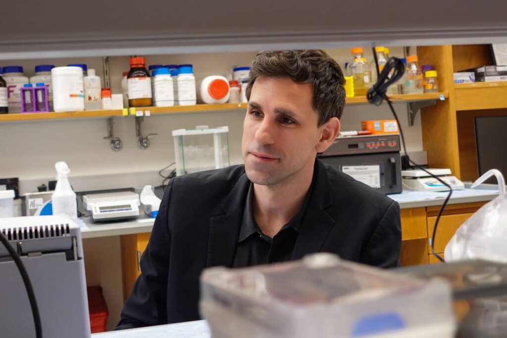 César de la Fuente, a cargo do Machine Biology Group da Universidade de Pensilvania, onde combina intelixencia artificial e bioloxía para descubrir novos antibióticos. Imaxe: Tyger Williams/ Fundación Innovación Bankinter