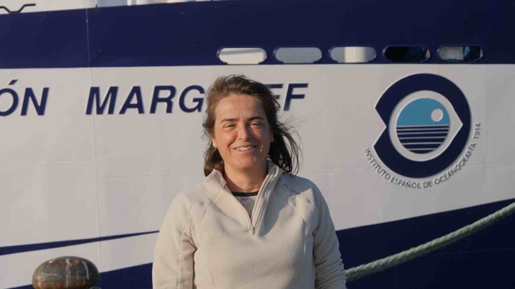 A investigadora Lucía Viñas, acabada de chegar dunha campaña oceanográfica a bordo do buque Ramón Margalef. Foto: IEO-CSIC