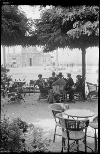 Homes nun café coa Aduana ao fondo. Imaxe: Ruth Matilda Anderson, a través da Hispanic Society of America