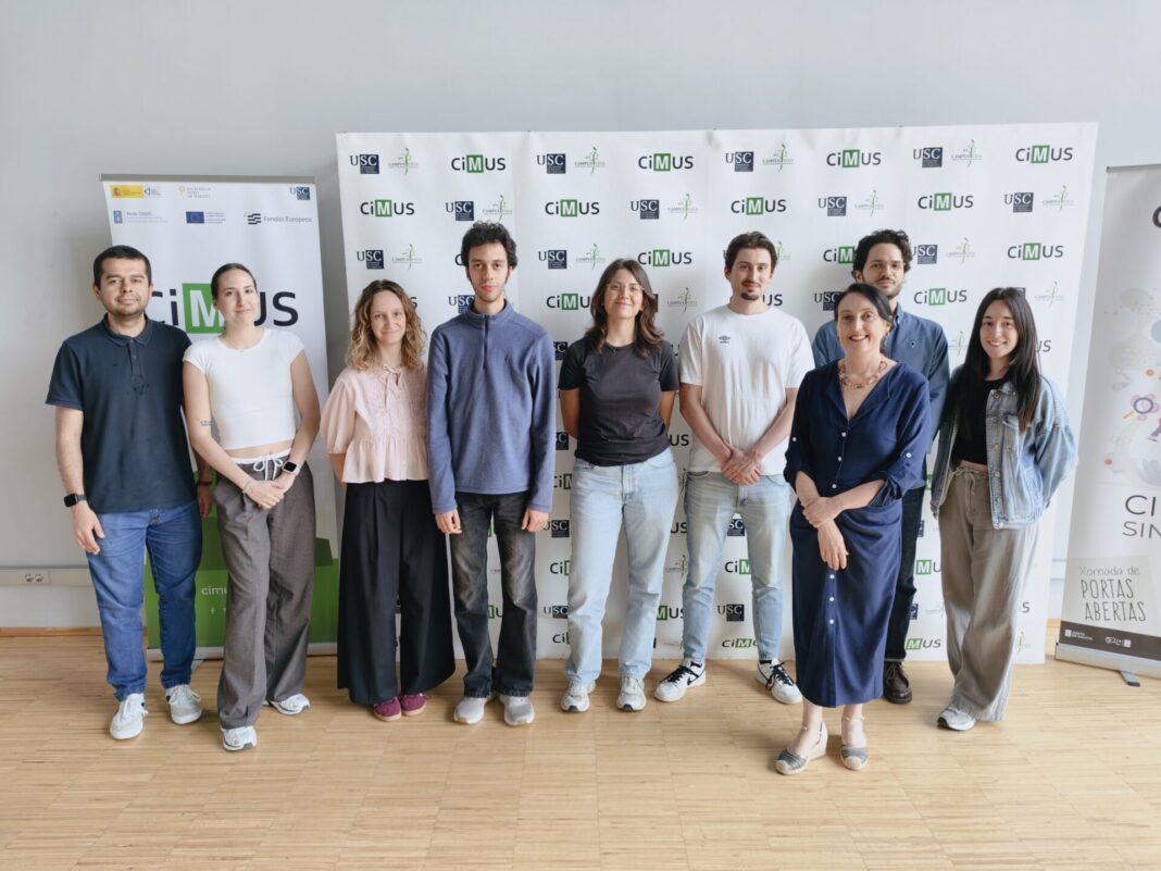 Grupo de investigación 'New Approaches in Radiotherapy' (CiMUS-USC), de esquerda a dereita: Ramón Gomes Teles (participante no estudo), Julia Rodriguez Tienda, Eva Baudean, Rayane Chettouff, Elena Zandonella, Sergio Cadenas, Loris Roncali (participante no estudo) Yolanda Prezado (participante no estudo), Ana Pérez Suárez. Imaxe: CiMUS