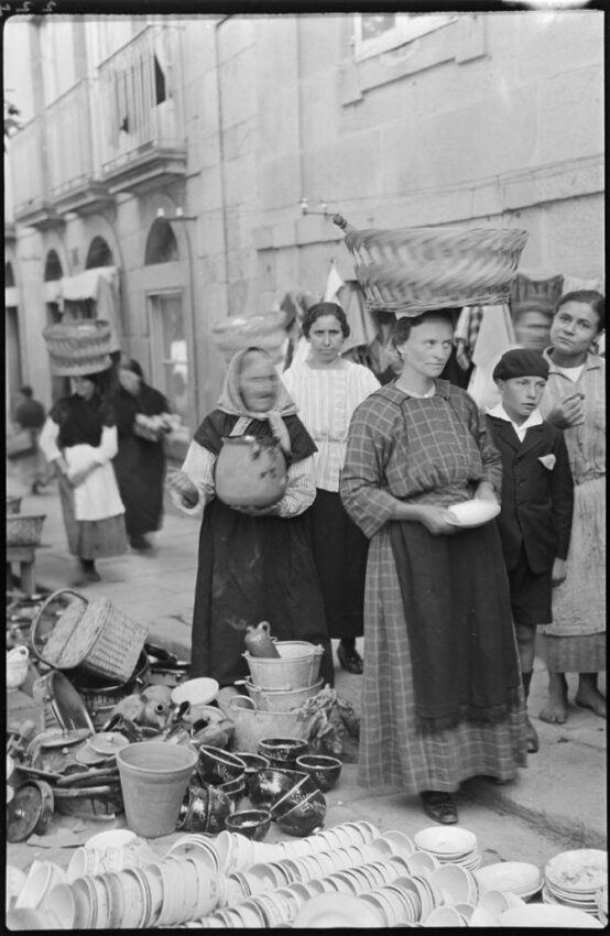 Muller regateando por un prato no mercado. Imaxe: Ruth Matilda Anderson, a través da Hispanic Society of America