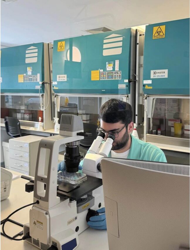 O investigador Mario García González traballando no laboratorio.