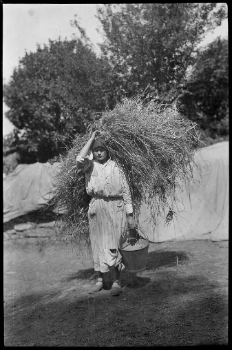 Moza levando palla. Imaxe: Ruth Matilda Anderson, a través da Hispanic Society of America