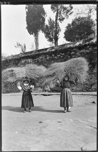 Mozas levando palla ao mercado. Imaxe: Ruth Matilda Anderson, a través da Hispanic Society of America