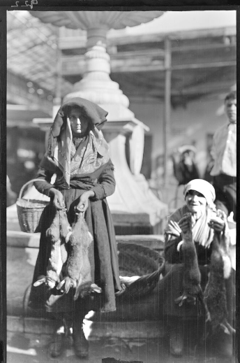 Mozas vendendo coellos no mercado. Imaxe: Ruth Matilda Anderson, a través da Hispanic Society of America