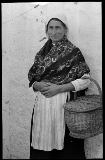 Muller cunha cesta na cabeza. Imaxe: Ruth Matilda Anderson, a través da Hispanic Society of America