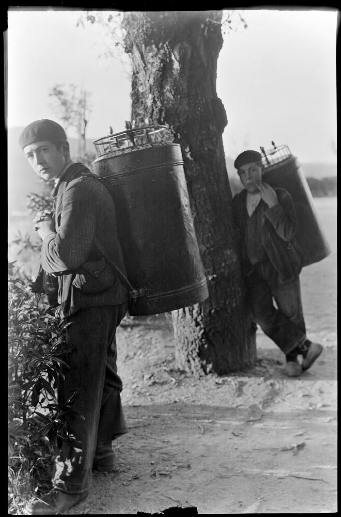 Rapaces vendedores de galletas transportadas en latas de 'Bombo'. Imaxe: Ruth Matilda Anderson, a través da Hispanic Society of America
