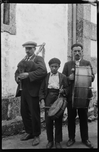 Trío de músicos nas festas de San Roque. Imaxe: Ruth Matilda Anderson, a través da Hispanic Society of America