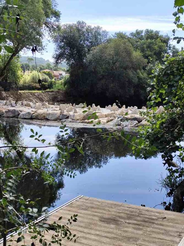 Imaxe da represa construída no río Umia no seu paso por Cabanelas (Ribadumia). Foto: Colectivo Ecoloxistas do Salnés