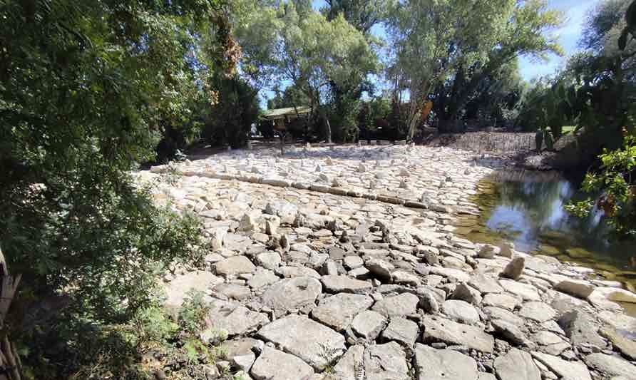Imaxe da represa construída no río Umia no seu paso por Cabanelas (Ribadumia). Foto: Colectivo Ecoloxistas do Salnés