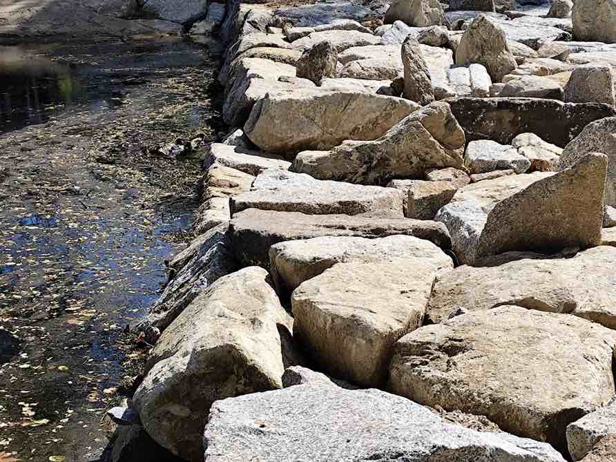 Imaxe da represa construída no río Umia no seu paso por Cabanelas (Ribadumia). Foto: Colectivo Ecoloxistas do Salnés