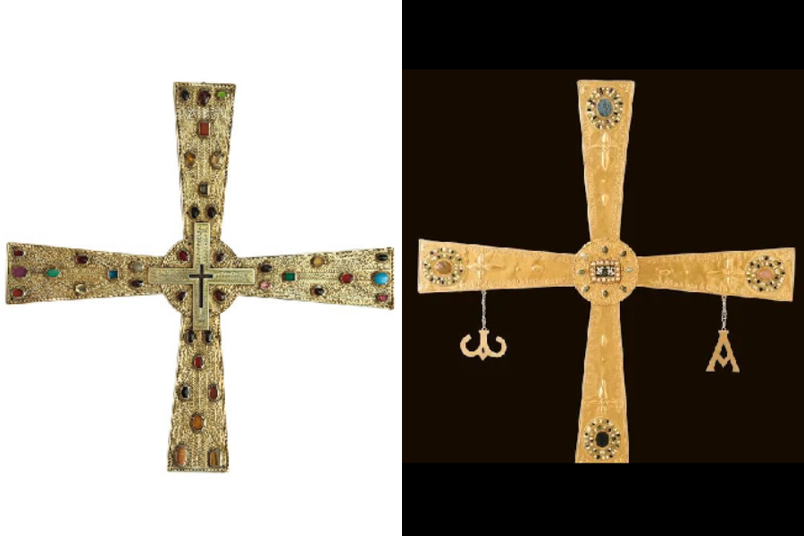 Á esquerda, réplica da Cruz de Afonso de 1917. Á dereita, réplica de 2004. Imaxes: Google Arts and Culture